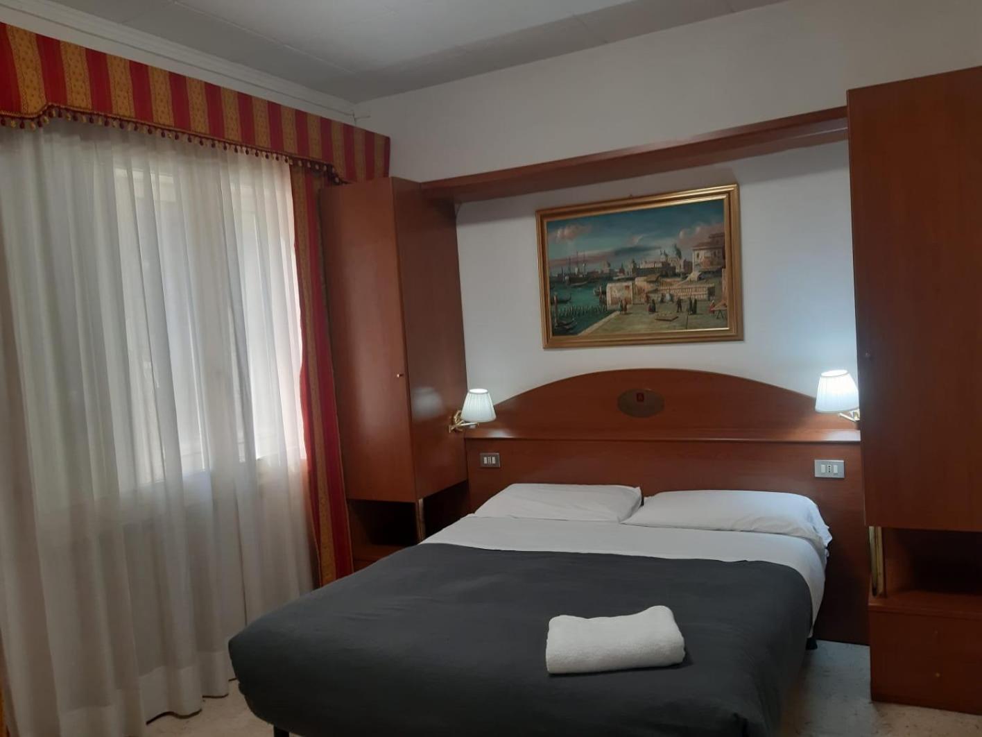 Hotel Tito Mestre Buitenkant foto