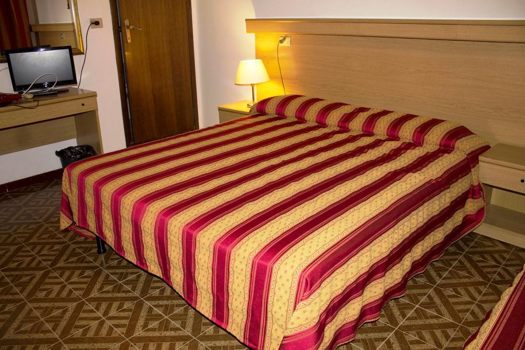 Hotel Tito Mestre Buitenkant foto